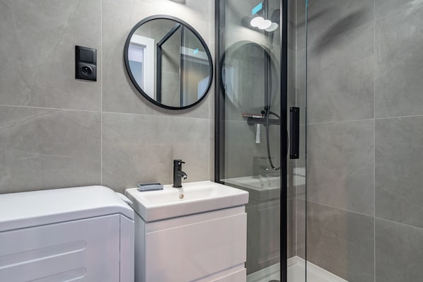 Shower, hair dryer, towels