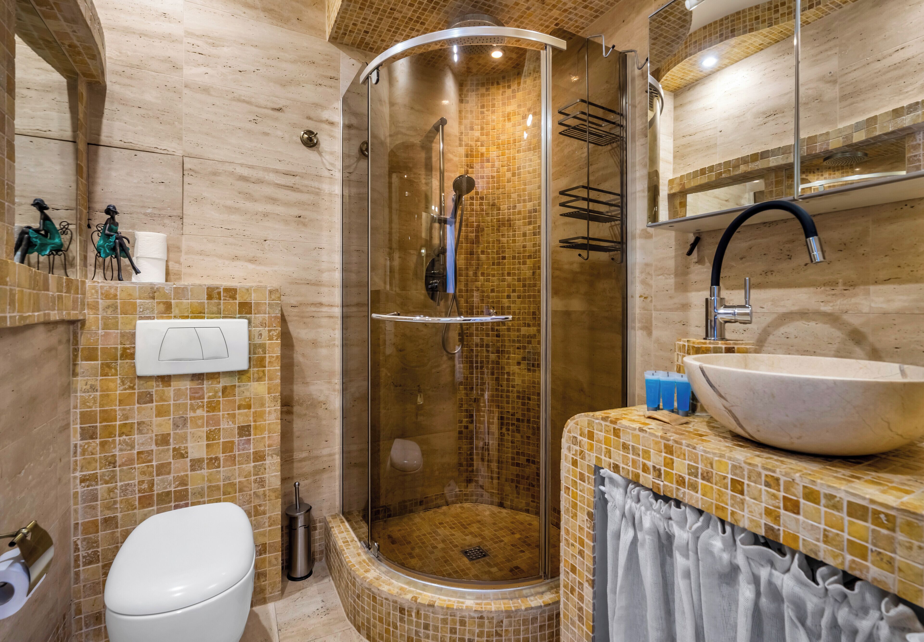 Shower, free toiletries, hair dryer, towels