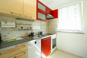 Kjøleskap, mikrobølgeovn, ovn og kokeplater