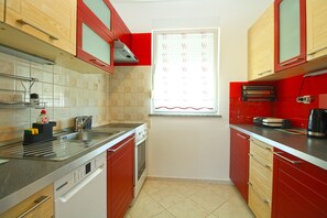 Fridge, microwave, oven, stovetop - Apartment 2384/147576 (Istria - Valbandon), 500m from the beach (Valbandon)