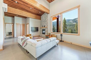 TV connectée, cheminée, baby-foot, écrans d'ordinateur