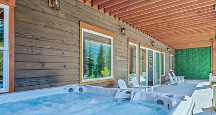 Luxurious 4-bedroom house with a Hot Tub & game room in enchanting LK Wenatchee