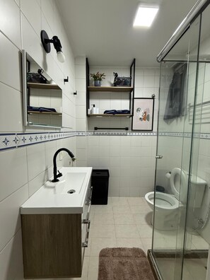 Een douche, een haardroger, handdoeken, zeep