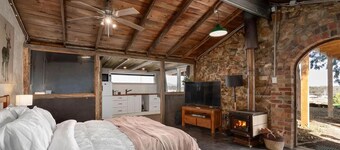 Romantic Stone Cottage with endless views over the Yarra Valley