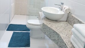 Quadruple Room | Bathroom | Shower, towels, soap, toilet paper - Recanto Ingles (Caraguatatuba)