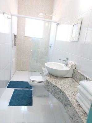 Quadruple Room | Bathroom | Shower, towels, soap, toilet paper - Recanto Ingles (Caraguatatuba)