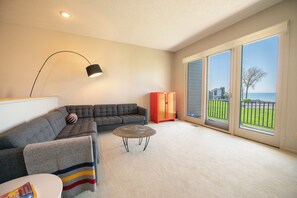 TV, books - Bent Tree Condo - Private Beach, Swimming Pool, Tennis Courts & More (South Haven)