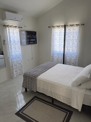 2 عدّة غرف نوم ومكواة/لوح كي وواي فاي وملاءات أسرّة