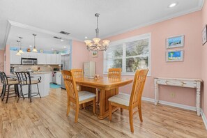 Dining - Heated Pool, Kayaks & Steps to Beach| 140 Barefoot Bungalow (Fort Myers Beach)