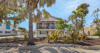 Heated Pool, Kayaks & Steps to Beach| 140 Barefoot Bungalow