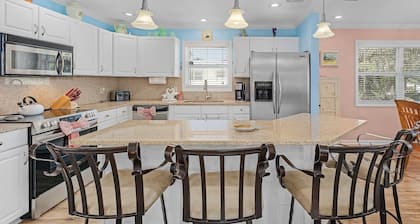 140 Barefoot Bungalow w/ Heated Pool, Kayaks & Steps to Beach