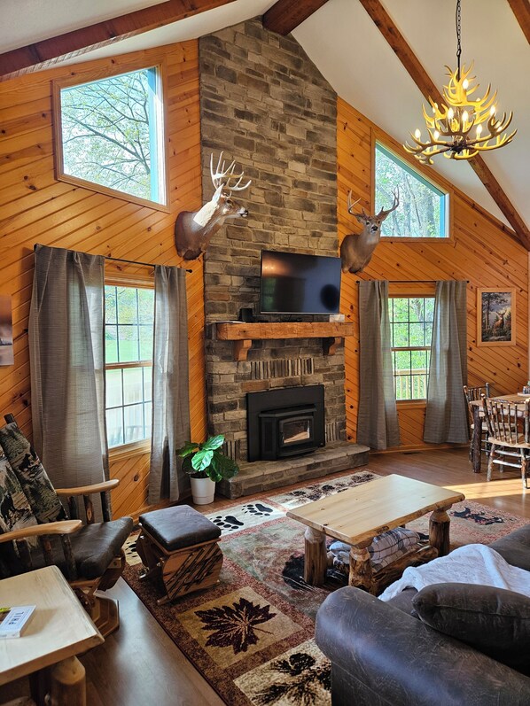 Televisor intel·ligent i taula de tennis de taula 