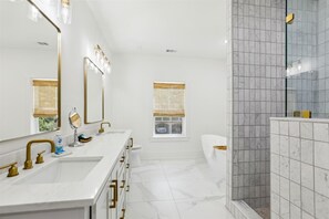 Een douche, handdoeken