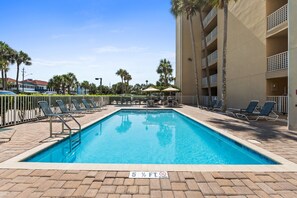 A heated pool - Beachfront~2 King Suites~Sunset Balcony~Family Resort w/Pool (Destin)
