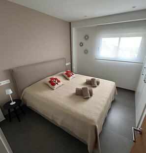 3 slaapkamers, een strijkplank/strijkijzer, gratis wifi, beddengoed