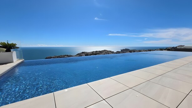 Un ciel d’un bleu éclatant, une piscine et une vue sur l’océan.