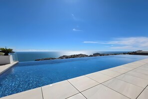 Een binnenzwembad, een verwarmd zwembad