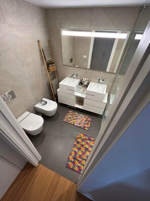 Een douche, een haardroger, handdoeken