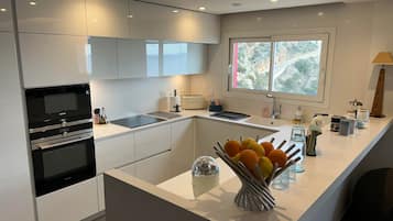 冰箱、微波炉、烤箱、炉灶