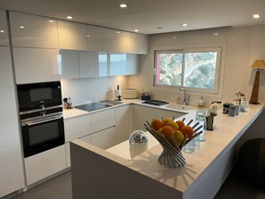 Fridge, microwave, oven, stovetop