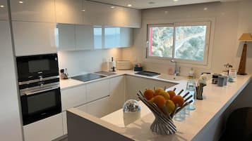 Geladeira, micro-ondas, fogão, cooktop