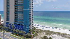 Un hôtel de grande hauteur doté de nombreux balcons donnant sur une plage.