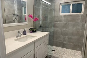 Douche, sèche-cheveux, serviettes fournies, papier toilette