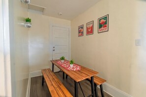 Dining - Spacious 3BDR/4Bed apartment with King + Queen beds, WiFi, AC in Downtown Salem (Salem)