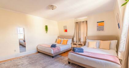 Spacious 3BDR/4Bed apartment with King + Queen beds, WiFi, AC in Downtown Salem