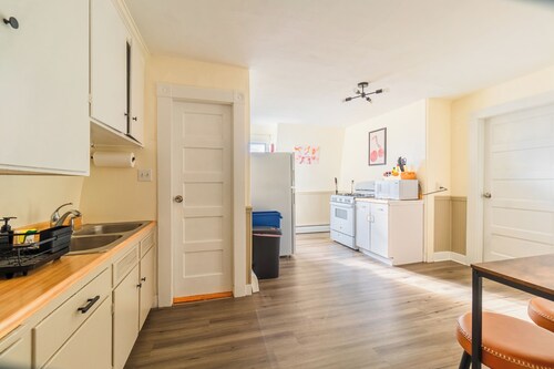 Spacious 3BDR/4Bed apartment with King + Queen beds, WiFi, AC in Downtown Salem