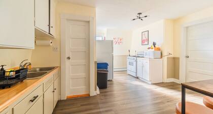 Spacious 3BDR/4Bed apartment with King + Queen beds, WiFi, AC in Downtown Salem