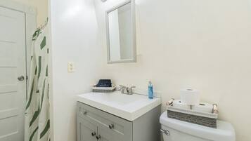 Haartrockner, HandtĂŒcher, Seife, Toilettenpapier