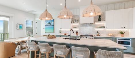 Kylskåp, mikrovågsugn, ugn och spishäll