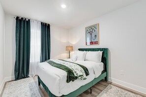 3 habitaciones, tabla de planchar con plancha, wifi y ropa de cama 