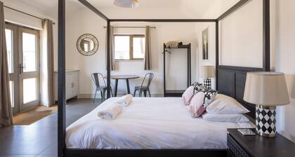 Stylish cottages, countryside views, wood burning hot tubs, 20 mins to Cambridge