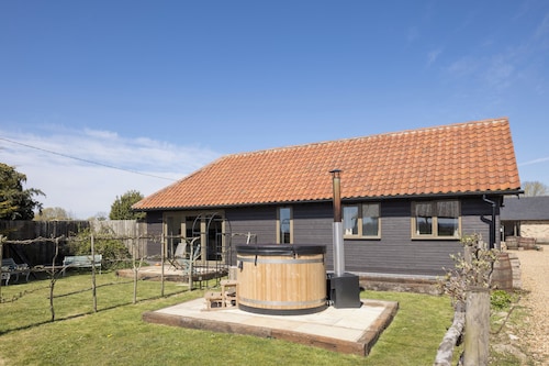 Stylish cottages, countryside views, wood burning hot tubs, 20 mins to Cambridge