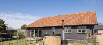 Stylish cottages, countryside views, wood burning hot tubs, 20 mins to Cambridge