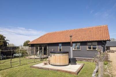 Stylish cottages, countryside views, wood burning hot tubs, 20 mins to Cambridge