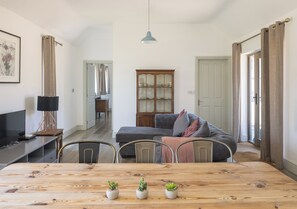 Smart TV, DVD player, stereo - Stylish cottages, countryside views, wood burning hot tubs, 20 mins to Cambridge (Royston)