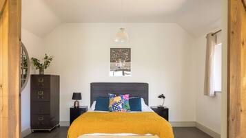 2 bedrooms, iron/ironing board, travel cot, WiFi