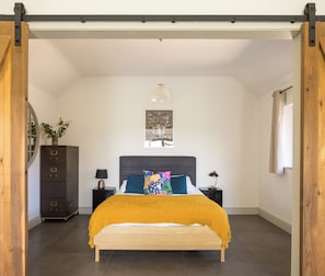 2 bedrooms, iron/ironing board, travel crib, WiFi - Stylish cottage, countryside views, wood burning hot tub, 20 mins to Cambridge (Royston)