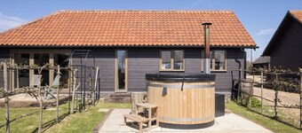 Stylish cottage, countryside views, wood burning hot tub, 20 mins to Cambridge