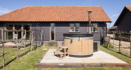 Stylish cottage, countryside views, wood burning hot tub, 20 mins to Cambridge