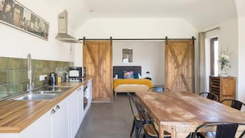 Fridge, microwave, oven, coffee/tea maker