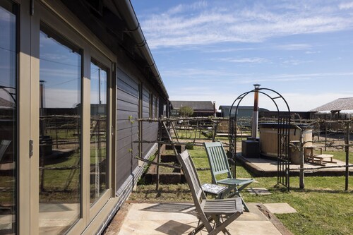 Stylish cottage, countryside views, wood burning hot tub, 20 mins to Cambridge
