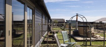 Stylish cottage, countryside views, wood burning hot tub, 20 mins to Cambridge