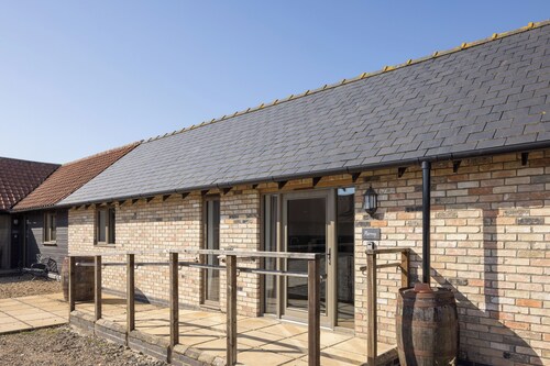 Stylish cottage, courtyard views, countryside location, 20 mins to Cambridge