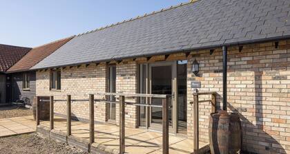 Stylish cottage, courtyard views, countryside location, 20 mins to Cambridge