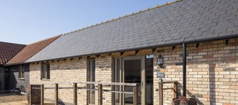 Stylish cottage, courtyard views, countryside location, 20 mins to Cambridge