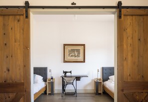 2 bedrooms, iron/ironing board, travel cot, WiFi - Stylish cottage, courtyard views, countryside location, 20 mins to Cambridge (Royston)